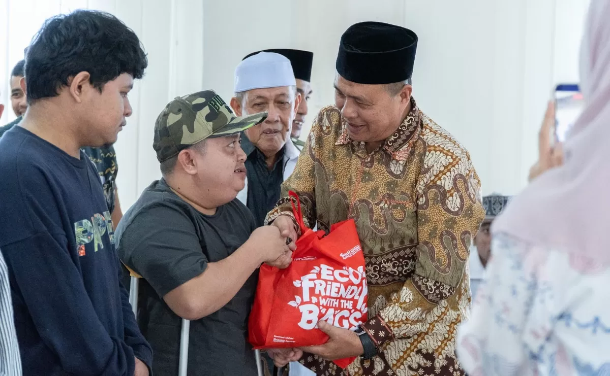 Raut wajah ceria dan senyum bahagia anak-anak yatim serta penyandang disabilitas mewarnai pelaksanaan Lebaran Yatim dan Penyandang Disabilitas Tahun 2026 yang digelar Kemenag Bulukumba, Kamis (25/6/2026).