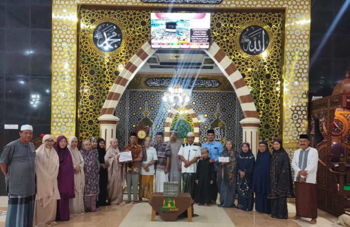 Penyuluh Agama Islam Kementerian Agama (Kemenag) Kabupaten Bulukumba, Abd. Halim Amsur, mendampingi program berbagi yang digelar Komunitas Cahaya Islami Bulukumba untuk mendukung renovasi plafon Masjid Agung Bulukumba, Kamis (25/6/2026).