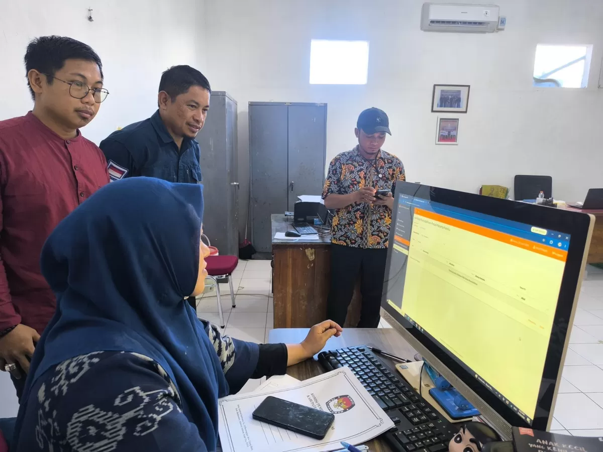 Bawaslu Kabupaten Bulukumba turun langsung mengawasi tahapan pemutakhiran data partai politik berkelanjutan Semester I 2026 dengan berkoordinasi bersama KPU Bulukumba, Kamis (25/6/2026). 