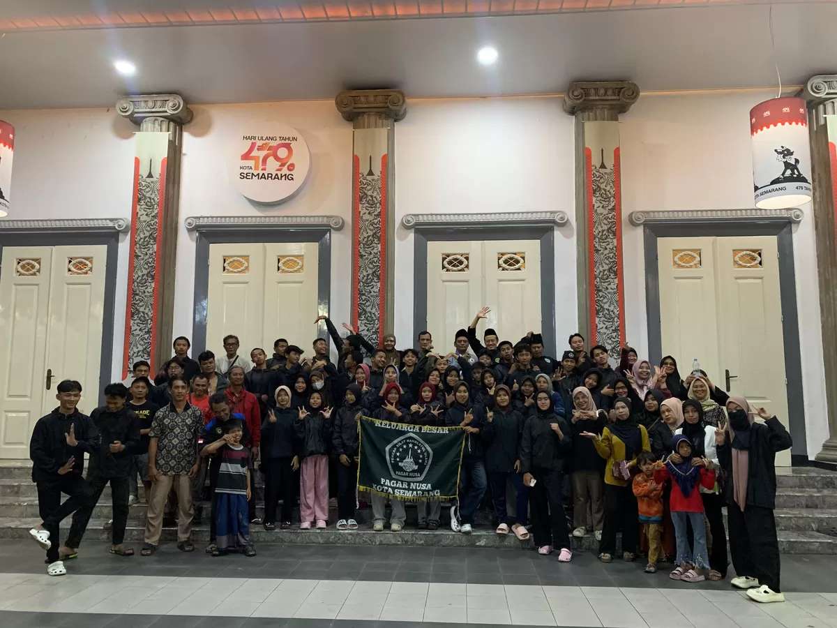 Suasana peleparan keberangkatan kontingan silat Pagar Nusa Kota Semarang, di halaman Balaikota Semarang.