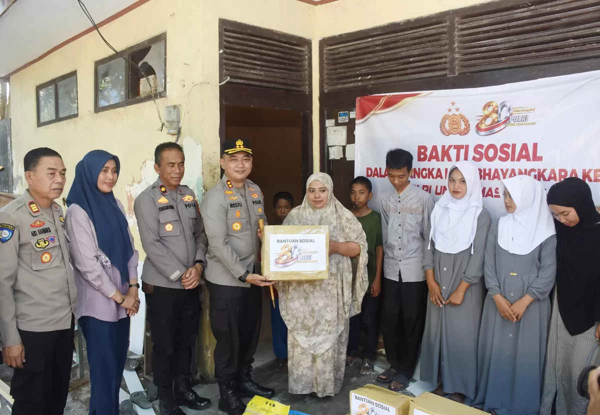Polres Bulukumba melaksanakan kegiatan bakti sosial dengan menyalurkan bantuan kepada anak-anak di Panti Asuhan AR-RIYADH yang berlokasi di Jalan Mangga No. 4, Kelurahan Loka, Kecamatan Ujung Bulu, Kabupaten Bulukumba, Kamis (25/6/2026) sekitar pukul 12.30 Wita.