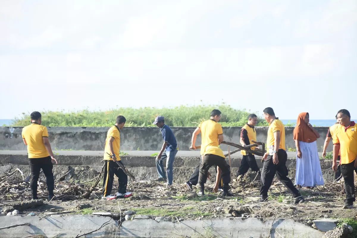 Polres Bulukumba menggelar Gerakan ASRI (Aksi Bersih dan Lestari) berupa kegiatan bersih-bersih pantai (kurvei) dan penanaman pohon di kawasan pesisir Jalan Titan, Kelurahan Ela-Ela, Kecamatan Ujung Bulu, Kabupaten Bulukumba, Jumat (26/6/2026)