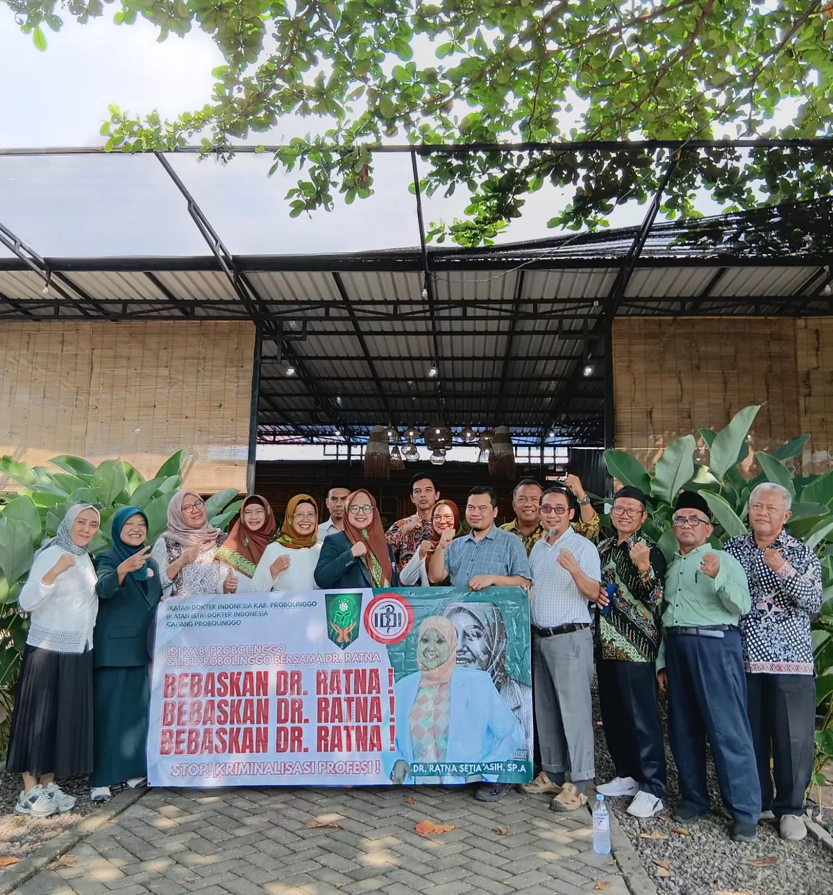 Ketua Ikatan Dokter Indonesia (IDI) Kabupaten Probolinggo bersama Ketua Ikatan Istri Dokter Indonesia (IIDI) Kabupaten Probolinggo