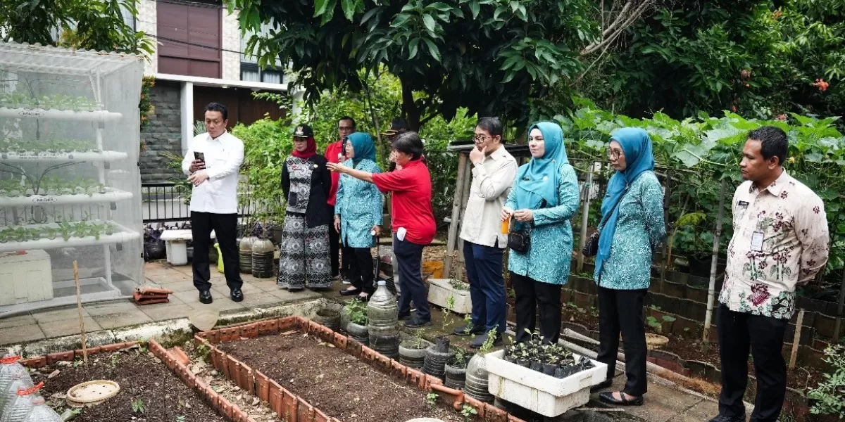 Wakil Menteri Lingkungan Hidup (Wamen LH) Republik Indonesia, Diaz Hendropriyono, meninjau langsung A-Green di RW 09 Kelurahan Meruya Utara, Kecamatan Kembangan, Jakarta Barat, Kamis (25/6/2026).