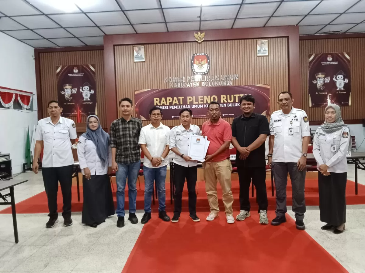 Bawaslu Bulukumba lakukan pengawasan pemutakhiran data partai politik secara berkelanjutan melalui Sistem Informasi Partai Politik (SIPOL) Semester I Tahun 2026 di Kantor Komisi Pemilihan Umum (KPU) Kabupaten Bulukumba, Senin (29/6/2026).