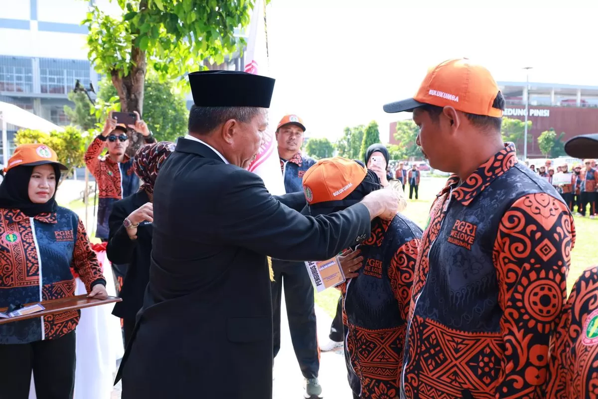Bupati Bulukumba Andi Muchtar Ali Yusuf  resmi melepas Kontingen Pekan Olahraga, Seni, dan Inovasi Pembelajaran (PORSENIJAR) PGRI Kabupaten Bulukumba