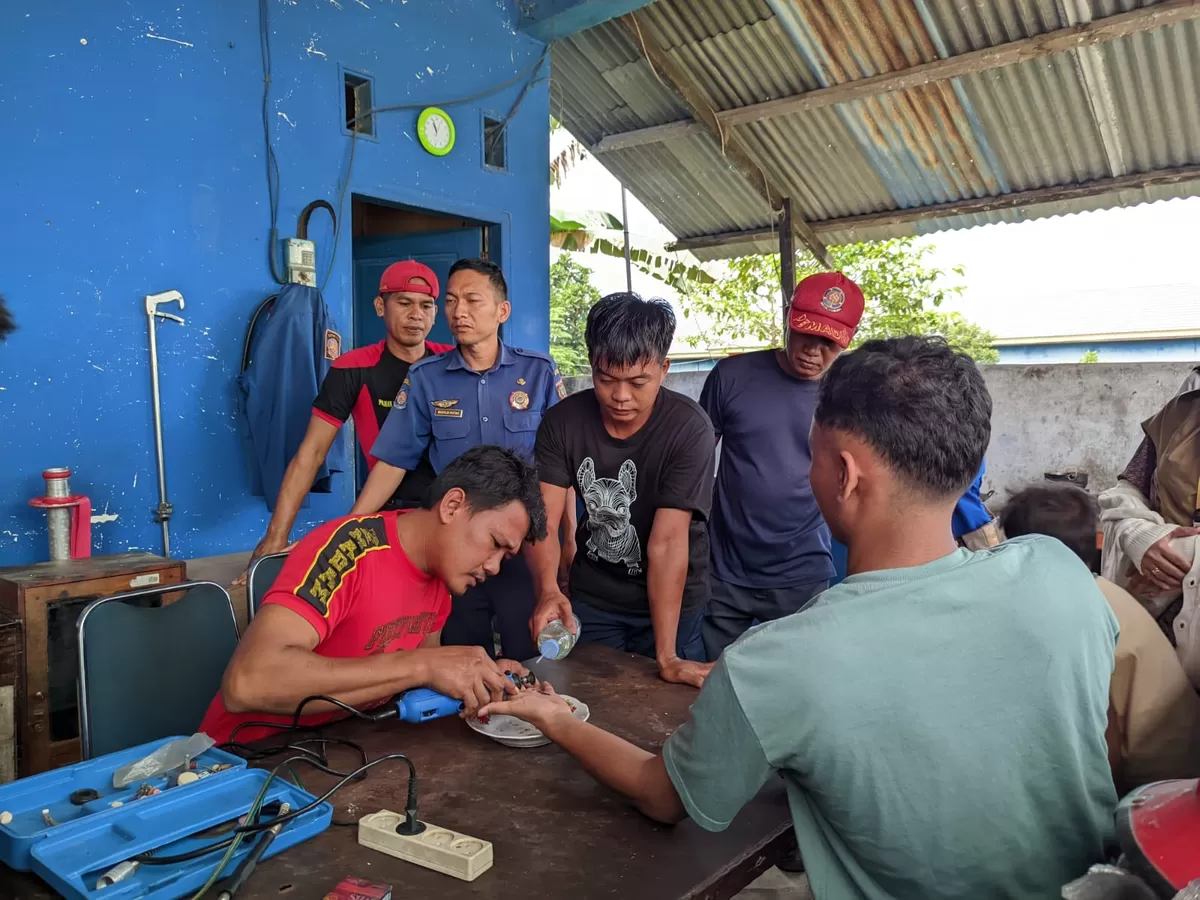  Damkar Polman Bantu Evakuasi Cincin Remaja