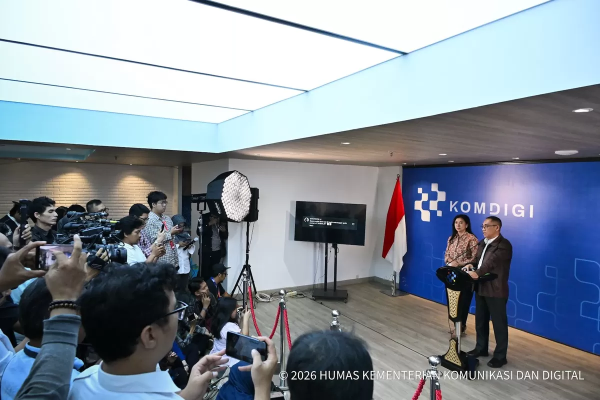 Dirjen Pengawasan Ruang Digital Alexander Sabar bersama Dirjen KPM Fifi Aleyda Yahya saat Konferensi Pers terkait update Judi Online di Kantor Kementerian Komdigi, Jakarta Pusat, Senin (29/06/2026). Foto: Ardi Widiyansah/Komdigi