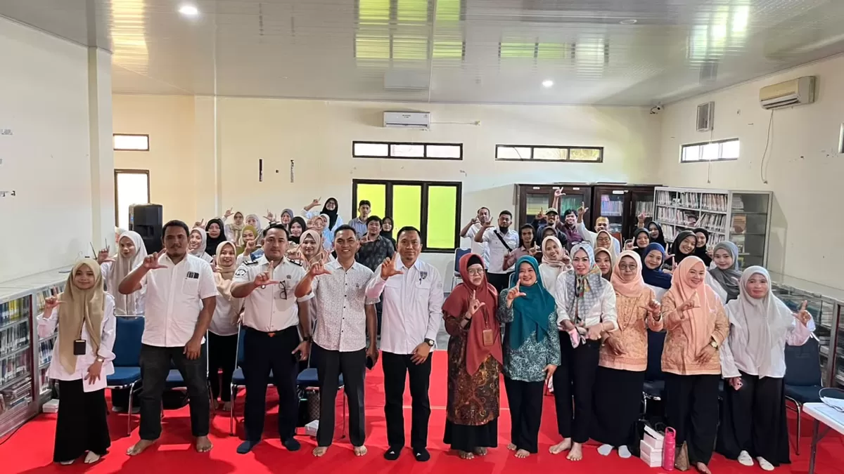 Foto Bersama Kepala Dinas Kearsipan dan Perpustakaan Daerah, Narasumber Serta Peserta Bimtek Pegiat Literasi Informasi Angkatan 1(Dok. DKPD Kabupaten Bulukumba)