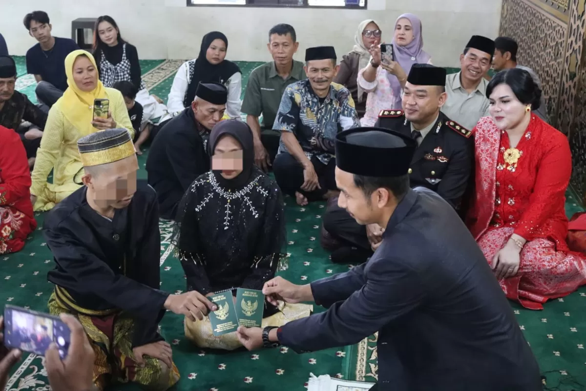 Seorang tahanan kasus narkoba resmi melangsungkan akad nikah dengan wanita pujaan hatinya di Masjid Namirah Polres Bulukumba, Rabu (1/7/2026) siang.