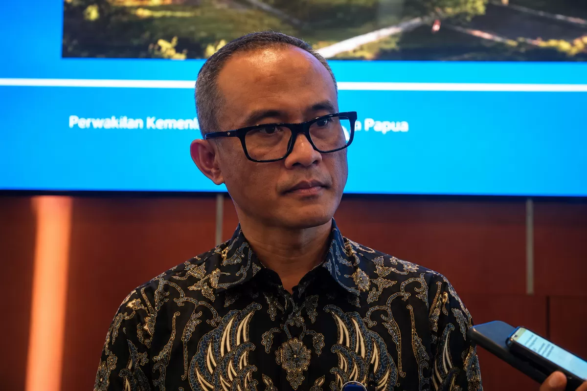 Kepala Kanwil DJP Papabrama, Sekti Widihartanto saat diwawancarai. Foto iNews/Darul Muttaqin