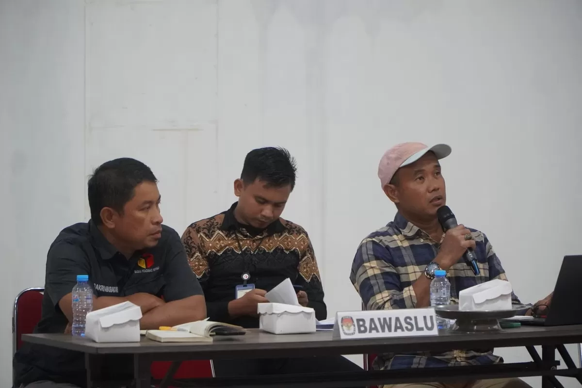 Anggota Bawaslu Bulukumba, Awaluddin saat menyampaikan masukan pada Rapat Pleno PDPB Periode Triwulan II Tahun 2026 yang digelar pada Kamis (2/7/2026) di Aula Kantor KPU Kabupaten Bulukumba