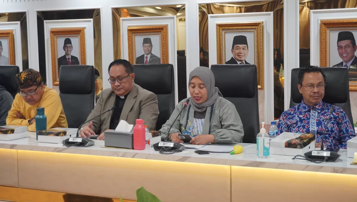 Fasilitator nasional IRI Indonesia, Hening Parlan, didampingi Dr. Suhardin dari Majelis Ulama Indonesia (MUI), Pendeta Johan Kristantara dari Persekutuan Gereja-Gereja di Indonesia (PGI), serta KRHT Astono Chandra Dana dari Parisada Hindu Dharma Indonesia (PHDI), saat audiensi RUU Masyarakat Adat