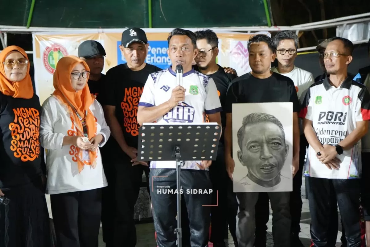 Bupati Sidenreng Rappang (Sidrap), Syaharuddin Alrif saat membuka pameran lukisan nasional di Taman Hutan Kota Pangkajene, Kamis malam (2/7/2026).