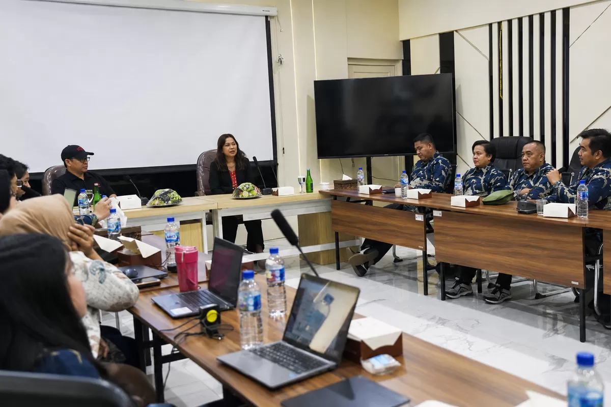 Wamenkomdigi Nezar Patria saat berdialog dengan para pegawai Kantor Balai Besar Pelatihan Sumber Daya Manusia Komunikasi dan Digital (BBLSDM Komdigi) Medan di Tembung, Kota Medan, Sumatera Utara, Sabtu (04/07/2026). Foto: Pey HS/Komdigi