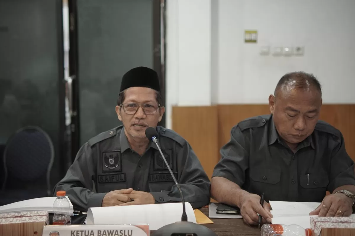 Anggota Bawaslu Sulsel Saiful Jihad dan Andarias Duma saat menghadiri rapat Pleno Terbuka Rekapitulasi PDPB Tingkat Provinsi Sulawesi Selatan, di Kantor KPU Sulsel, Makassar, Senin (6/7/2026).