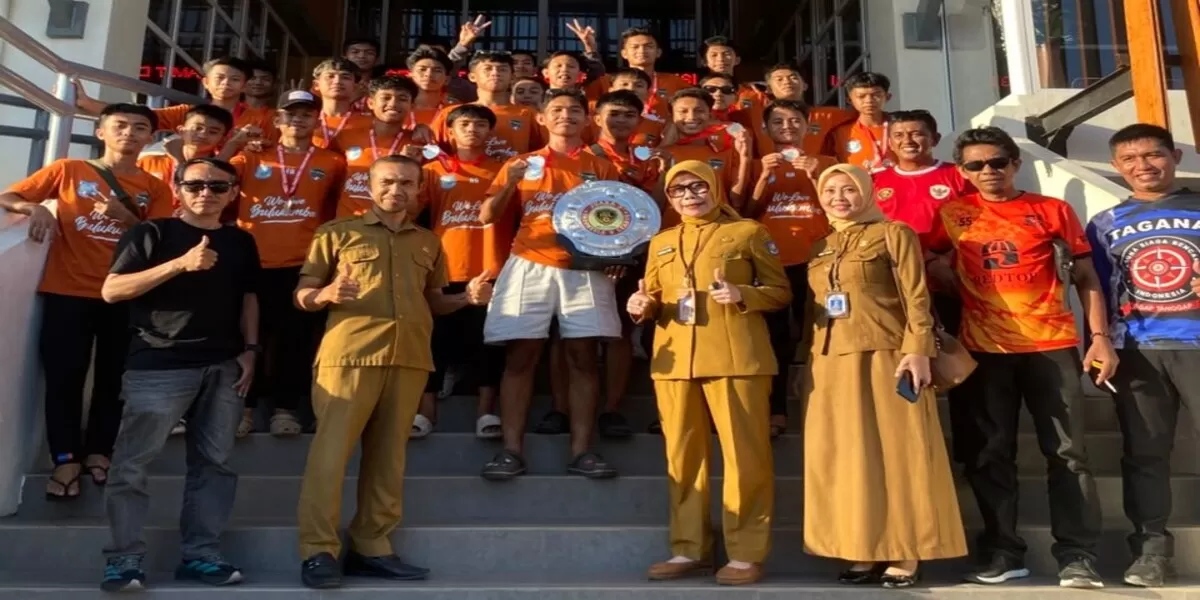 Rombongan Bulukumba United disambut Pemkab Bulukumba setelah sukses meraih Juara 3 Nasional pada Seri Nasional Indonesia Sentra League 2026 di Majalengka, Jawa Barat.