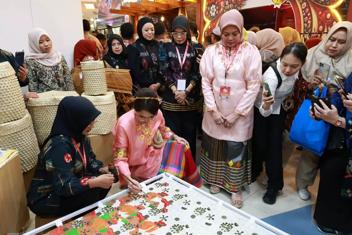 Dekranasda Bulukumba menghadirkan beragam produk unggulan khas daerah dalam Pameran Kriya dan Produk UMKM yang digelar pada peringatan Hari Ulang Tahun (HUT) ke-46 Dewan Kerajinan Nasional (Dekranas) di Trans Studio Mall (TSM) Makassar, 8&ndash;12 Juli 2026.
