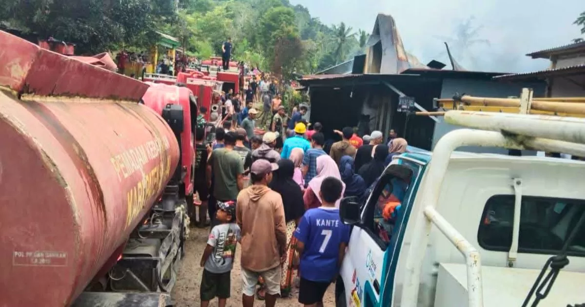 Jago Merah Hanguskan Rumah Warga di Saotanre, Damkar Sinjai Cegah Api Meluas (Firman)