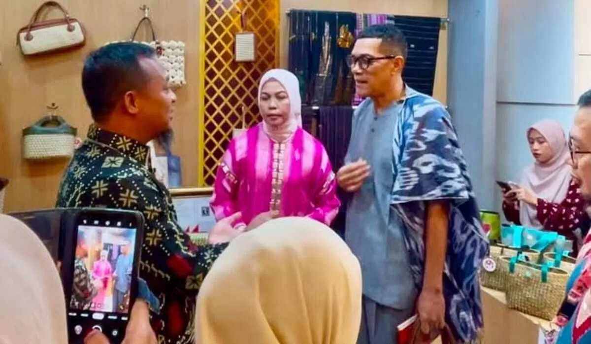 Gubernur Sulawesi Selatan, Andi Sudirman Sulaiman memberikan apresiasi terhadap karya unggulan UMKM Kabupaten Bulukumba