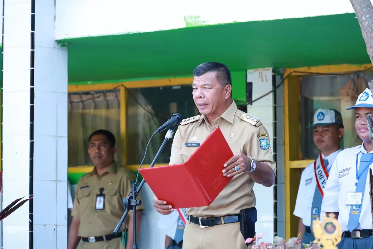 Bupati Andi Muchtar Ali Yusuf saat memimpin upacara bendera di SMA Negeri 1 Bulukumba, Senin. 13 Juli 2026.