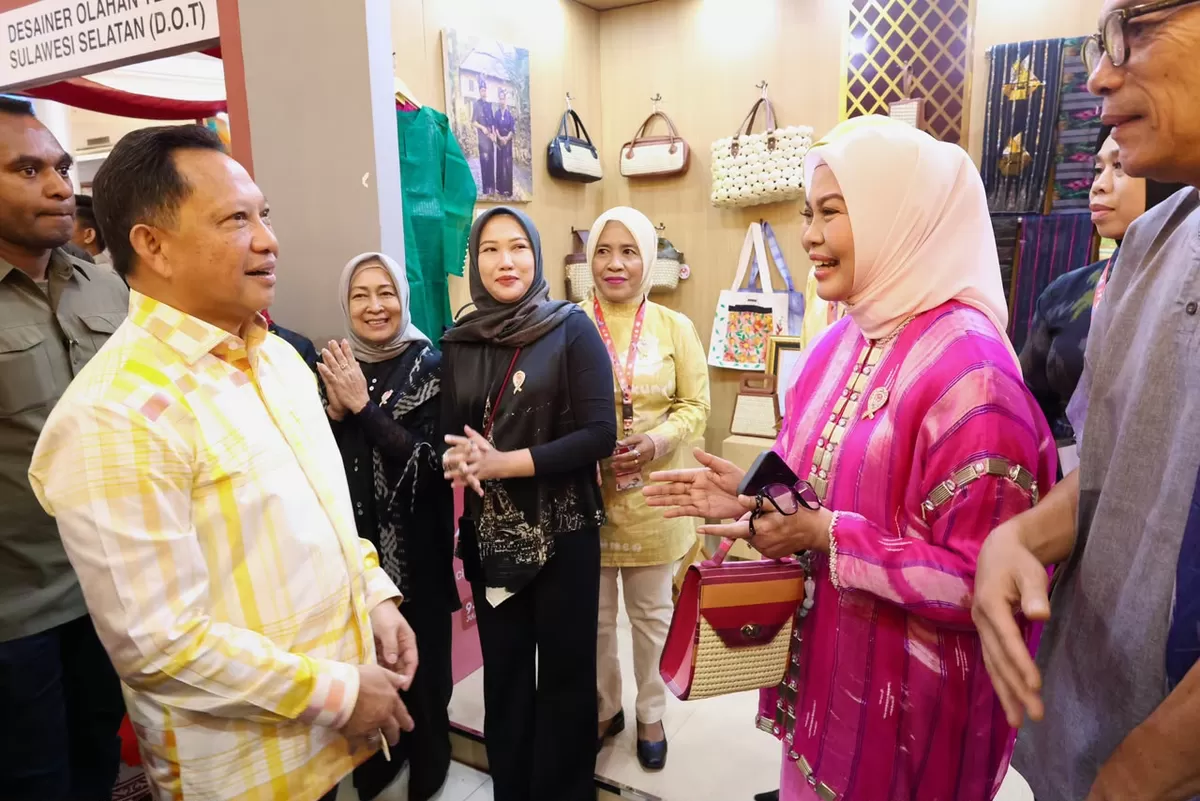 Menteri Dalam Negeri (Mendagri) Tito Karnavian mengunjungi Stand Dekranasda Bulukumba pada penutupan peringatan Hari Ulang Tahun (HUT) ke-46 Dewan Kerajinan Nasional (Dekranas) Tahun 2026 di Atrium Trans Studio Mall (TSM) Makassar, Minggu, 12 Juli 2026.