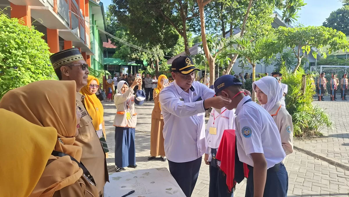 UPT SMP Negeri 2 Bulukumba menggelar upacara pembukaan Masa Pengenalan Lingkungan Sekolah (MPLS) Tahun Ajaran 2026/2027 di halaman sekolah, Senin (13/7/2026). 