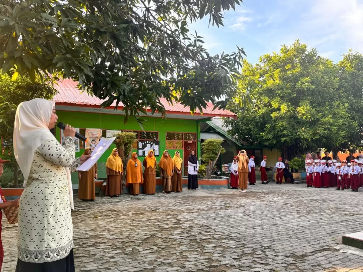 Ketua Pimpinan Daerah Nasyiatul Aisyiyah Bulukumba, Dr. Andi Nurhaikmah, menyampaikan amanat Bupati Bulukumba pada pelaksanaan Masa Pengenalan Lingkungan Sekolah (MPLS) Tahun Ajaran 2026/2027 di SD Negeri 199 Tanahkongkong, Senin (13/7/2026).
