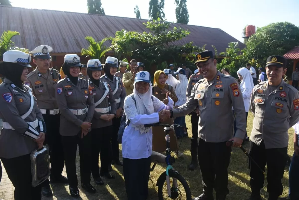 Kapolres Bulukumba AKBP Restu Wijayanto, S.I.K., bertindak sebagai Inspektur Upacara (Irup) pada kegiatan Masa Pengenalan Lingkungan Sekolah (MPLS) di SMP Negeri 1 Bulukumba, Senin (13/7/2026) pagi.