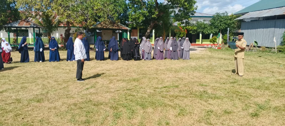 Kepala Desa Taccorong, Jamri, membacakan amanat Bupati Bulukumba pada kegiatan Hari Pertama Masuk Sekolah Tahun Ajaran 2026/2027 di Darul Istiqamah Ponci, Senin (13/7/2026).