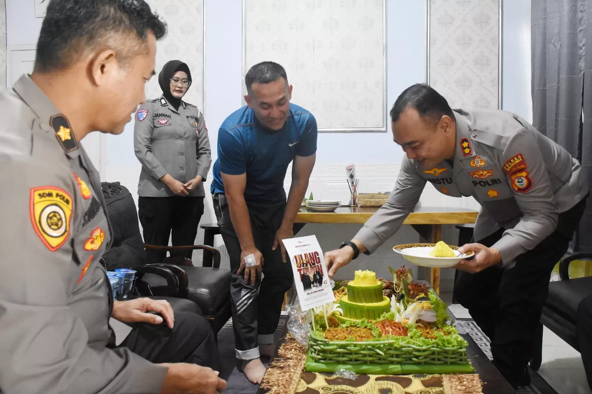 Kapolres Bulukumba AKBP Restu Wijayanto, S.I.K., bersama para Pejabat Utama (PJU) dan personel Polres Bulukumba saat berkunjung ke Rumah Jabatan Dandim 1411/Bulukumba, Selasa (14/7/2026)