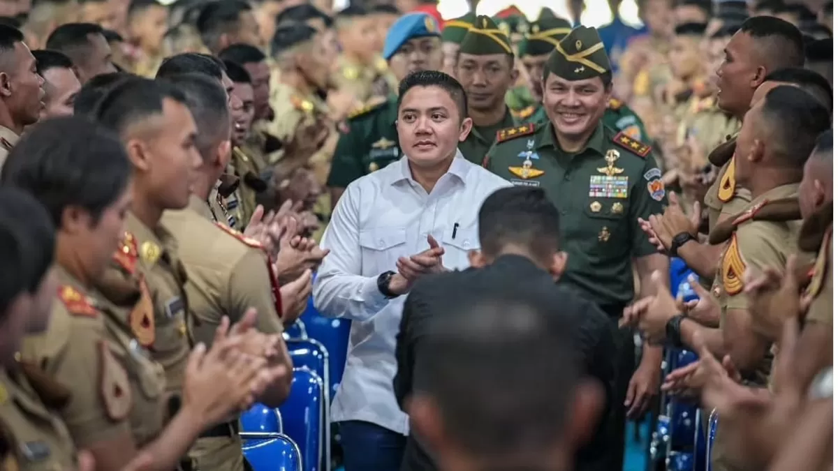 Seskab Teddy saat menyampaikan pembekalan kepada 1.600 taruna Akmil di Magelang. (Sekretariat Kabinet)