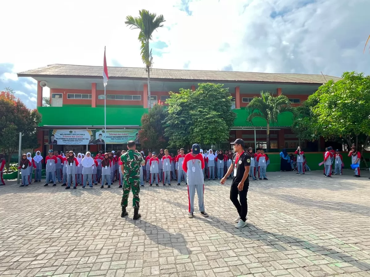 Bintara Pembina Desa (Babinsa) Koramil 1411-06/Bontotiro, Kelurahan Ekatiro, Sertu Tamsil, saat memberikan penyuluhan Wawasan Kebangsaan (Wasbang) pada Rabu, 15 Juli 2026. 