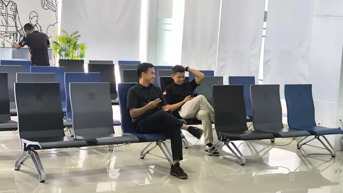 Suasana ruang tunggu pelayanan Satuan Penyelenggara Administrasi SIM (SATPAS) Polres Bulukumba