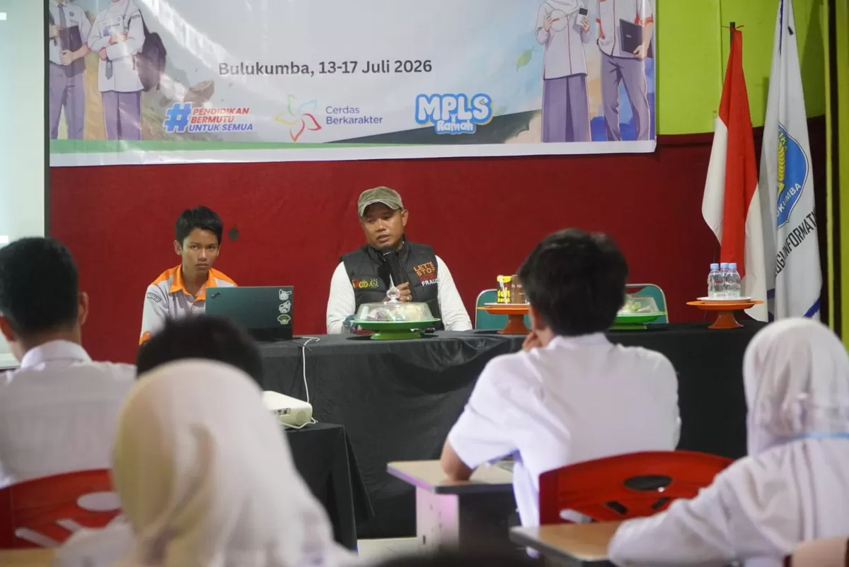 Anggota Bawaslu Kabupaten Bulukumba, Awaluddin, menjadi narasumber dalam kegiatan Masa Pengenalan Lingkungan Sekolah (MPLS) di SMK TI Bulukumba, Kamis (16/7/2026). 