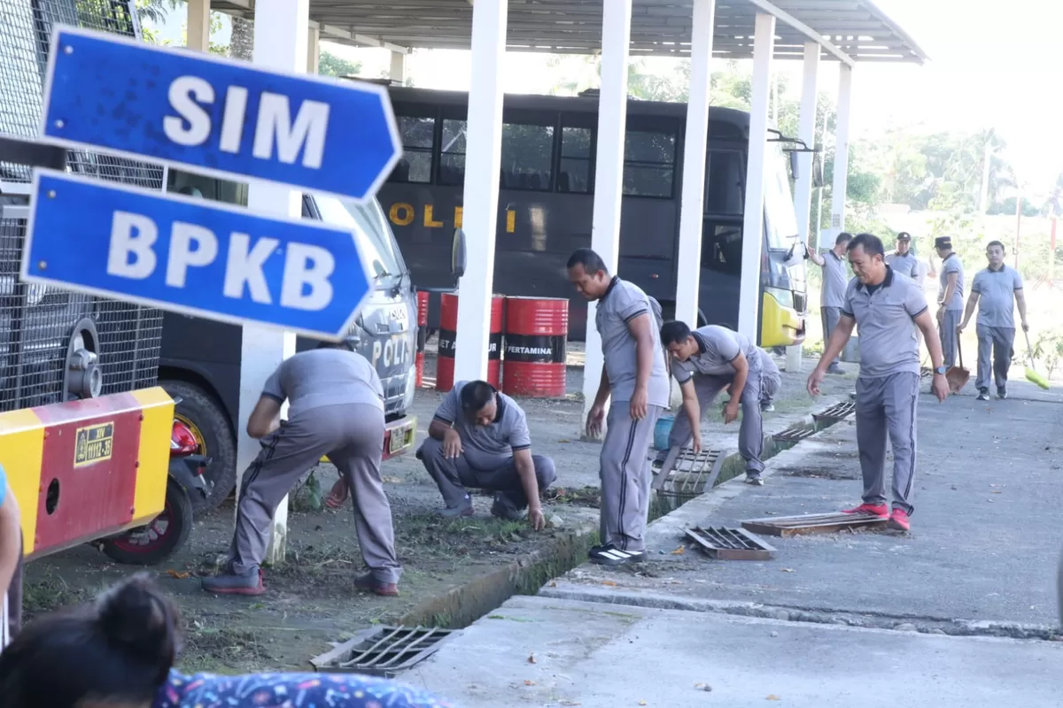 Polres Bulukumba menggelar kegiatan kerja bakti membersihkan lingkungan Mapolres usai pelaksanaan apel pagi pada Jumat (17/7/2026).
