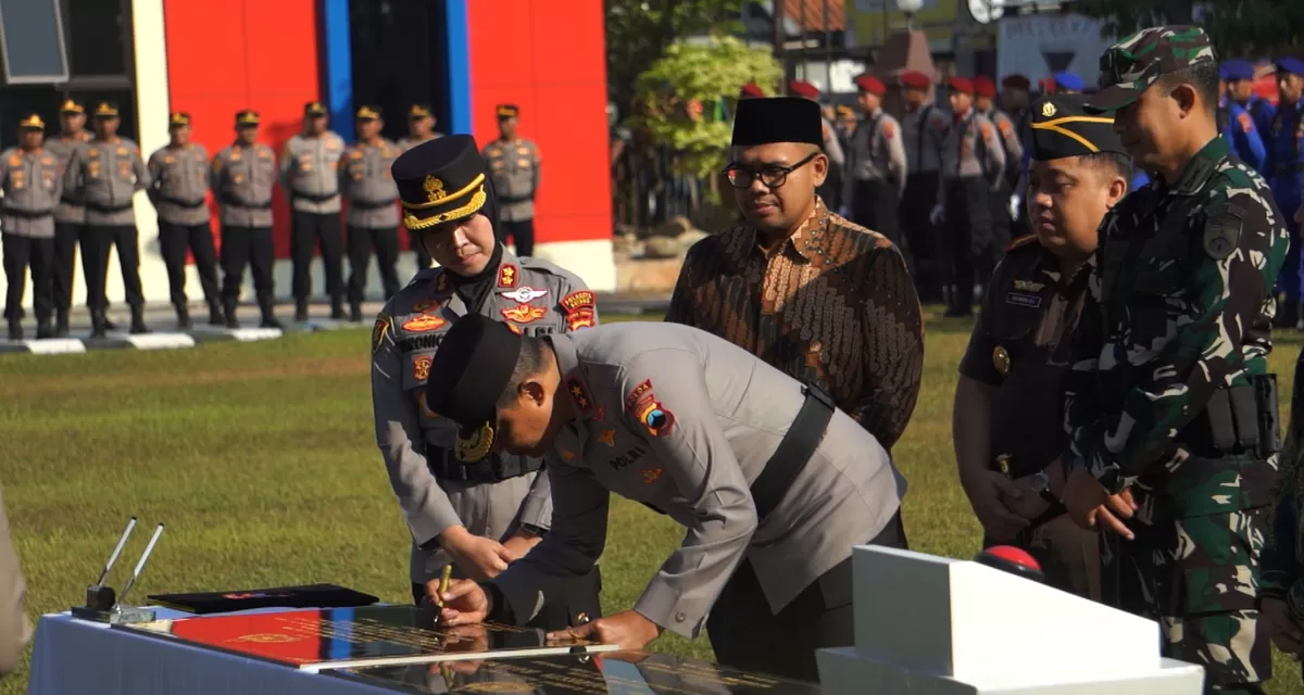 Kapolda Jawa Tengah Irjen Pol Ribut Hari Wibowo resmi mengukuhkan status Polres Batang menjadi Polresta Batang melalui upacara resmi yang digelar di Halaman Polresta Batang, Kamis (16/7/2026).