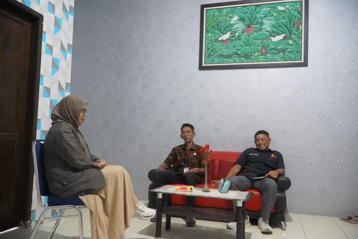Keterangan Gambar : Ketua Bawaslu Kabupaten Bulukumba, Bakri Abubakar, saat hadir di Kantor Harian Radar sSelatan untuk menjadi narasumber dalam Podcast Bincang-Bincang Radar (BIRA), Kamis (16/7/2026).