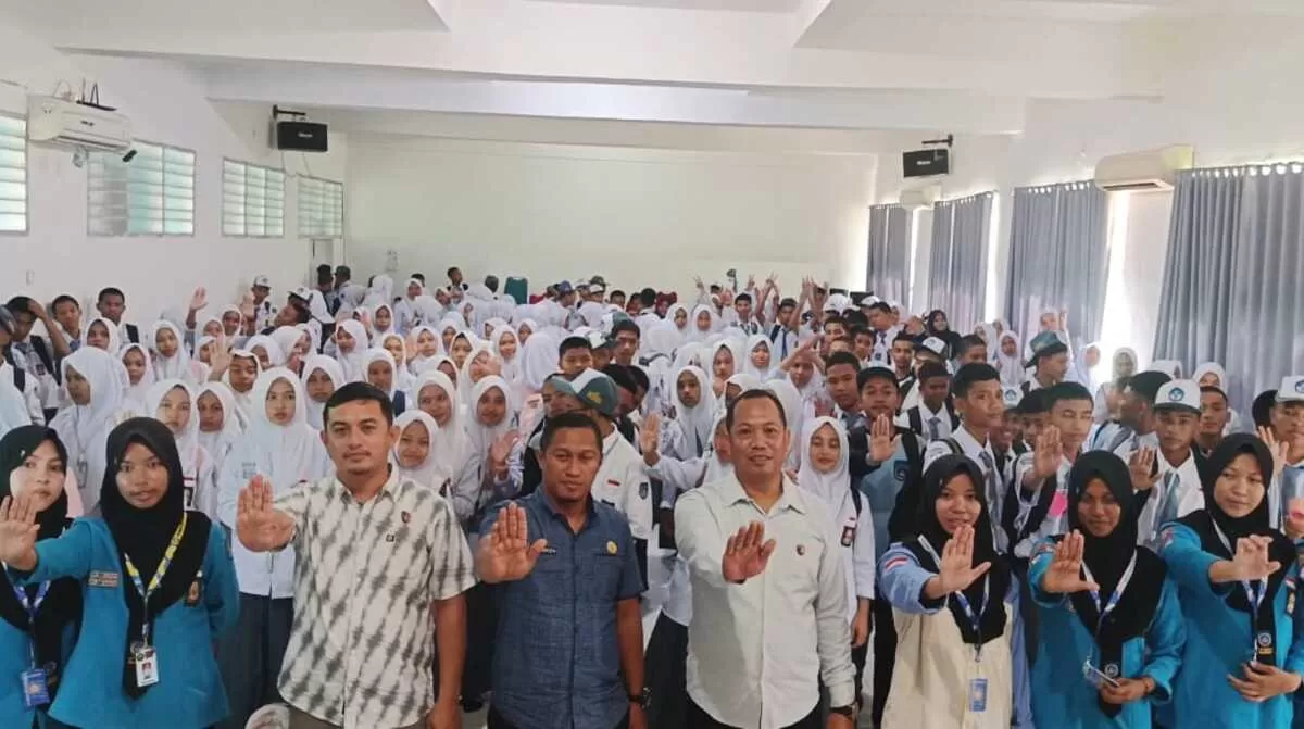 Polres Bulukumba melalui Satuan Reserse Narkoba melakukan sosialisasi bahaya Narkoba di SMK Negeri 1 Bulukumba, Kamis (16/7/2026).