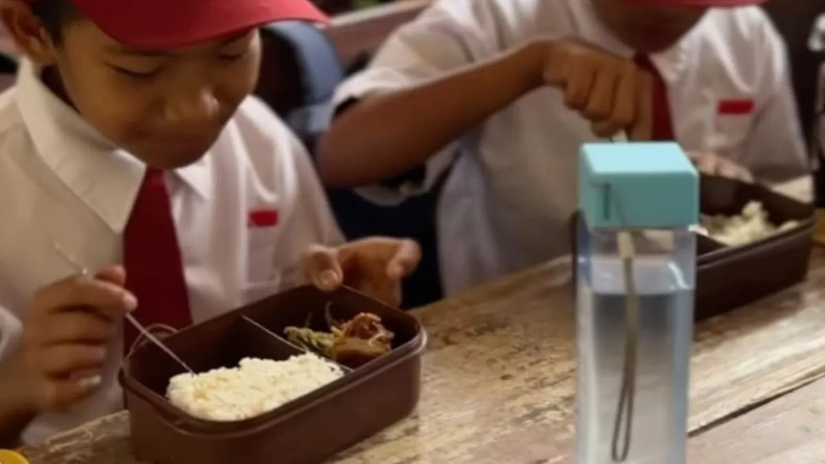 Cerita guru SD terpencil di Sulawesi Tengah yang membuat makanan untuk siswa karena belum ada MBG. (Instagram/rskdrian)