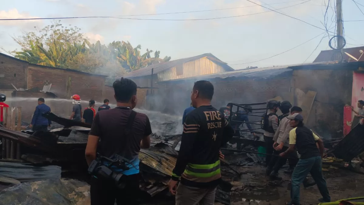 Kebakaran melanda kawasan pemukiman padat penduduk di Jalan Mangundang, Kelurahan Polewali, Kecamatan Polewali, Kabupaten Polewali Mandar, tepatnya di depan Hotel Polewali Indah pada Jumat (17/7/2026) sore.