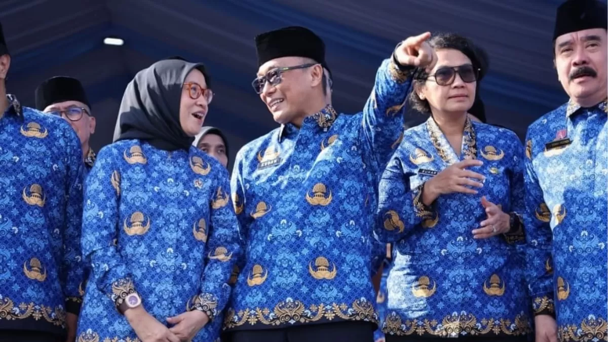 MenPAN-RB Rini Widyantini (kedua dari kiri) dan Kepala BKN Zudan Arif Fakrulloh (tengah) unggah pesan untuk para ASN. (Instagram/menpanrb)