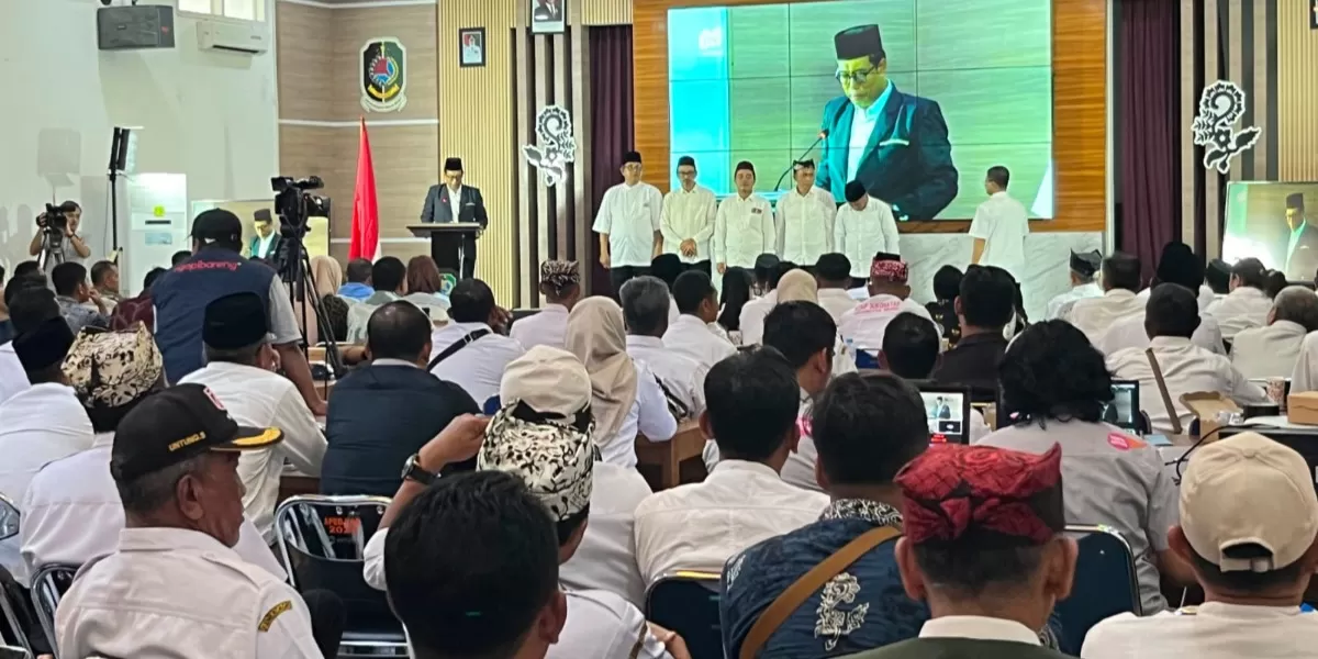 Acara Pembentukan Asosiasi Koperasi Desa/Kelurahan Merah Putih (KDKMP) yang resmi ditandai dengan pengukuhan pengurus di Aula Dinas Pendidikan Kabupaten Banyuwangi pada Rabu, 22 Juli 2026.