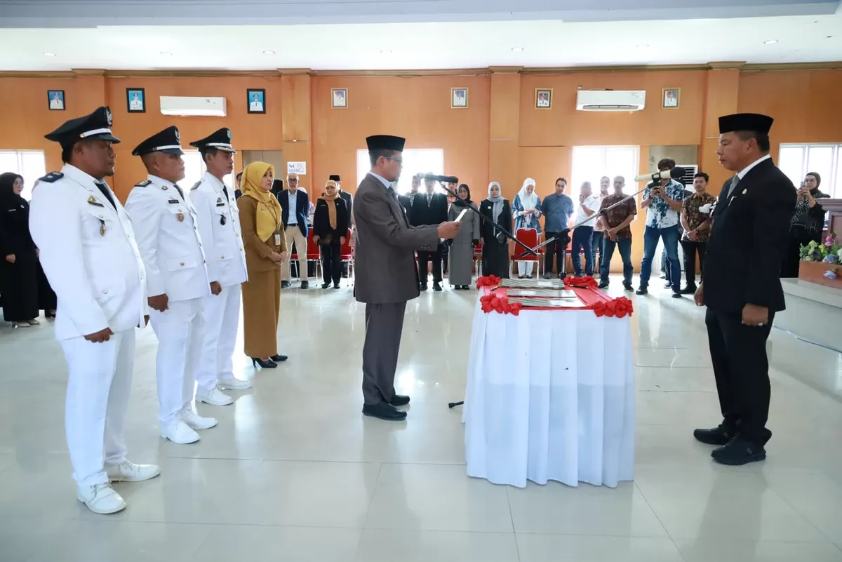 Bupati Bulukumba Andi Muchtar Ali Yusuf melantik puluhan pejabat administrator, pejabat pengawas, lurah, kepala puskesmas, dan pejabat fungsional lingkup Pemerintah Kabupaten Bulukumba di Ruang Pola Kantor Bupati, Kamis, 23 Juli 2026. 