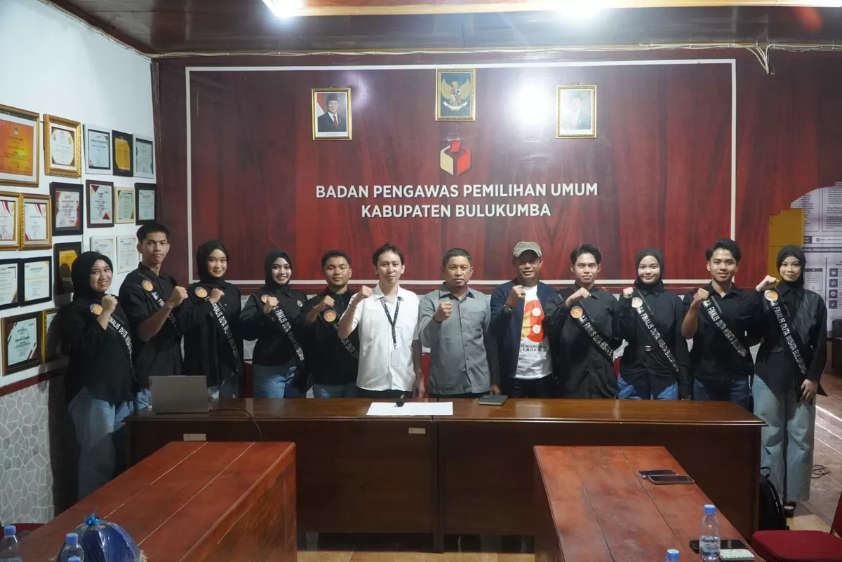 Sejumlah Finalis Duta Wista Bulukumba Tahun 2026 saat melakukan kunjungan ke Kantor Bawaslu Bulukumba, Senin (27/7/2026).