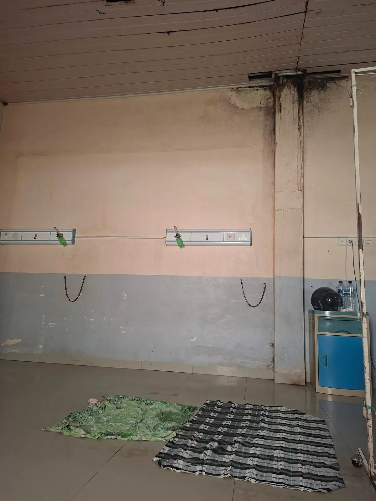 Kondisi Ruang Edelweis RSUD Sawerigading Rampoang Palopo viral di media sosial akibat plafon rusak dan rembesan air. Manajemen mengakui kerusakan serta menjelaskan alasan ruangan masih digunakan
