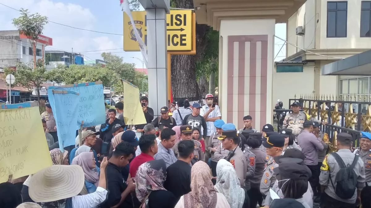  Sekitar 300 warga yang tergabung dalam Gerakan Masyarakat Dusun Mudo menggelar aksi damai di depan Markas Kepolisian Daerah (Mapolda) Jambi, Senin (27/7/2026). 