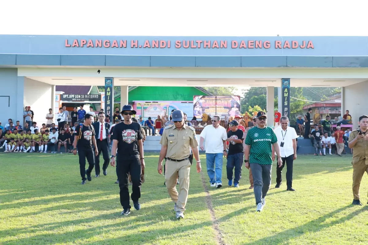 Bupati Bulukumba Andi Muchtar Ali Yusuf secara resmi membuka Gantarang Football Championship 2026 yang digelar di Lapangan Sepak Bola H. Andi Sultan Daeng Radja, Ponre, Senin (27/7/2026).
