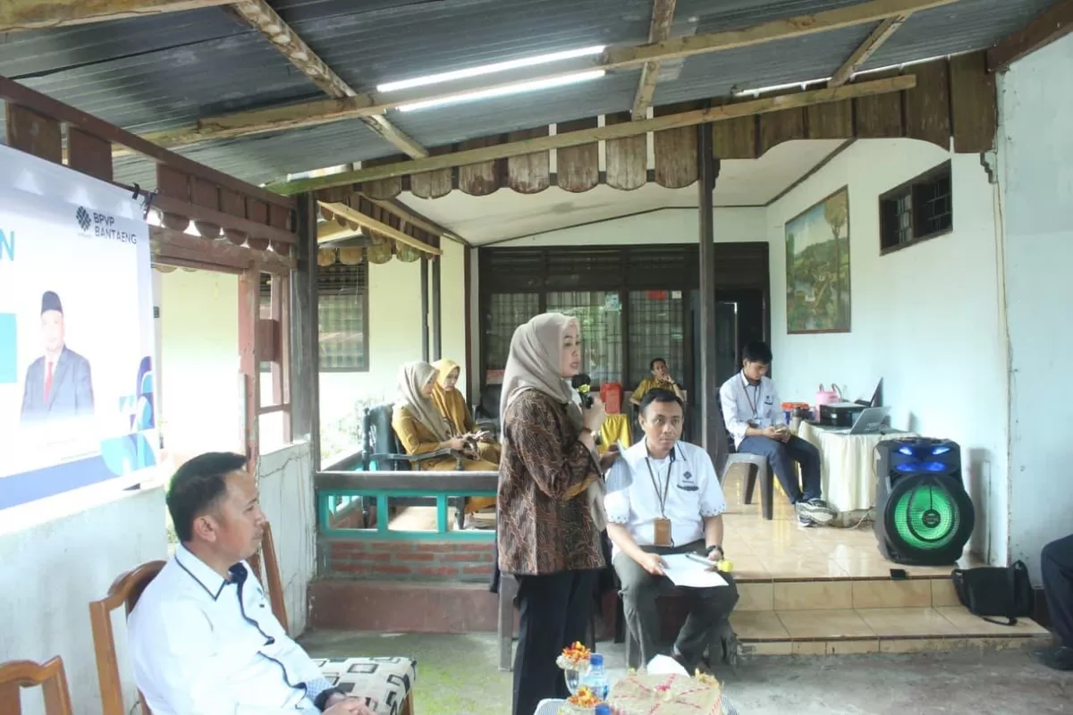 Ketua Dekranasda Bulukumba membuka pelatihan produktivitas hasil kolaborasi BPVP Bantaeng untuk meningkatkan kompetensi pelaku industri kecil.