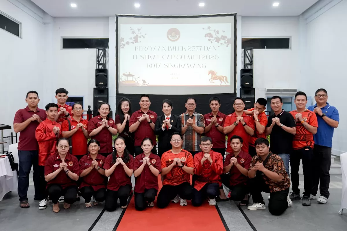 caption: Wali Kota Singkawang, Tjhai Chui Mie bersama panitia Imlek dan Cap Go Meh.  (istimewa)
